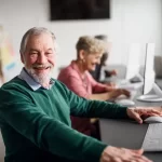 Man vid dator på utbildning om ålderism
